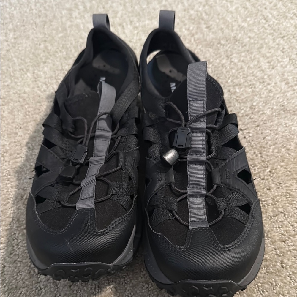 Merrell Black Athletic sandals with Rugged Design